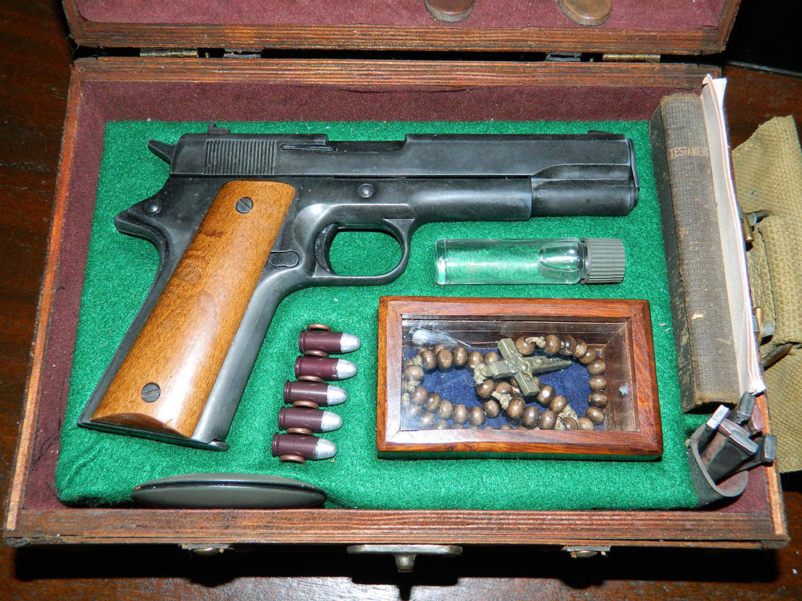 vampaire-killing-kit-box-closeup-gun